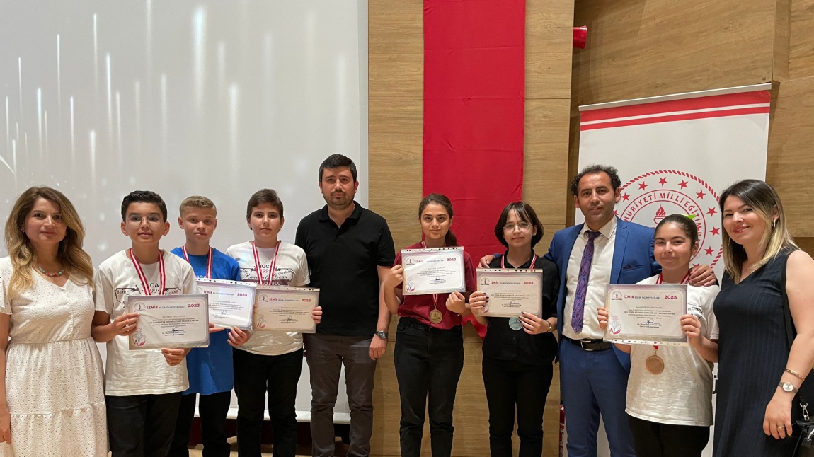 İzmir Bilim Olimpiyatlarında Derece Alan Öğrencilerimiz Ödüllerini Aldı
